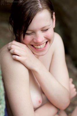 Mijn eerste echte liefde vriendinnetje: een bloot lief meisje