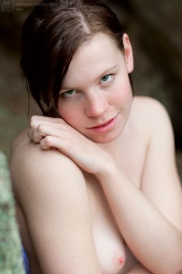 Mijn eerste echte liefde vriendinnetje: een bloot lief meisje