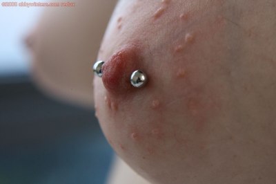 Tepelpiercings en veel schaamhaar naakt