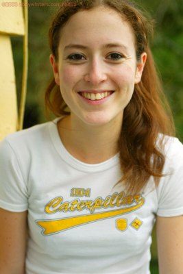 Schattig klein Nederlands meisje naakt buiten op veranda