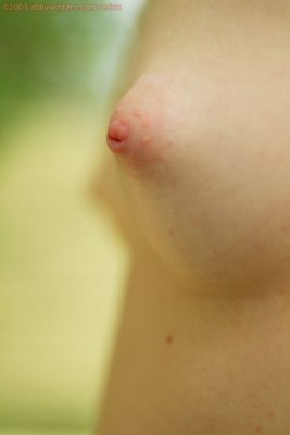 Schattig klein Nederlands meisje naakt buiten op veranda