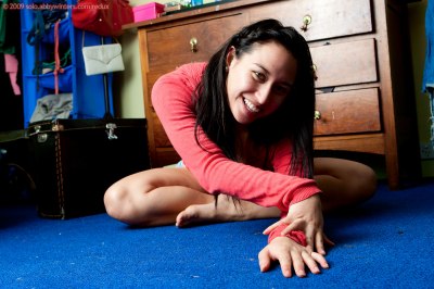 Knap amateurmeisje uitkleden in haar slaapkamer