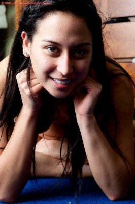 Knap amateurmeisje uitkleden in haar slaapkamer