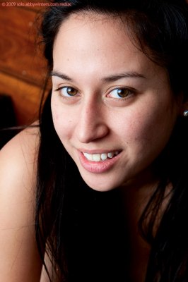 Knap amateurmeisje uitkleden in haar slaapkamer