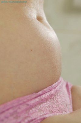 Matilda doet bloemetjesjurk uit en toont haar perfecte naakte tienerlijf