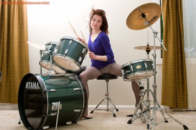 Sexy drum meisje laat haar perfecte vulva zien