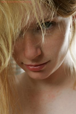 Kleine amateur tiener meid zonder kleren in de woonkamer