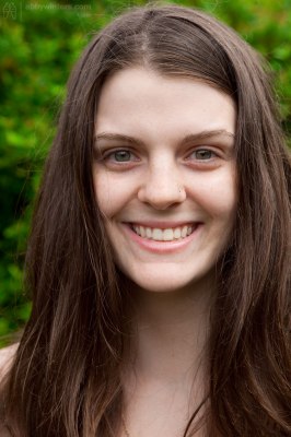 Stralende amateur meid buiten bloot zonder kleren