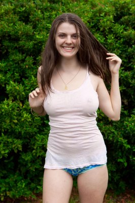 Stralende amateur meid buiten bloot zonder kleren