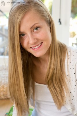 Kleine blonde griet bloot met mooi glad camel toe poesje