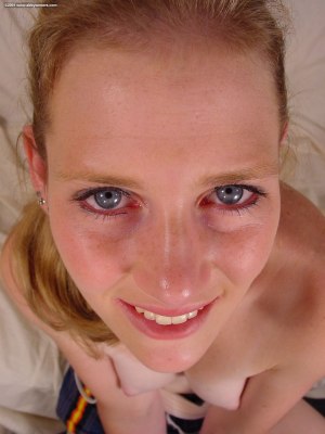 Tienermeisje laat haar kleine groeiende borsten zien