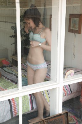 Gluren naar mijn buurmeisje die aan het aankleden is