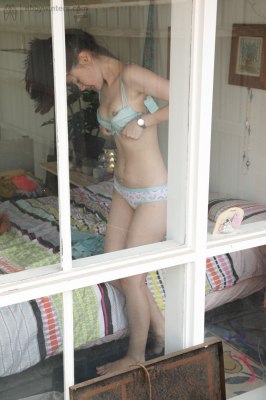 Gluren naar mijn buurmeisje die aan het aankleden is