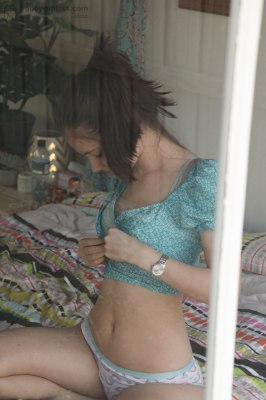 Gluren naar mijn buurmeisje die aan het aankleden is