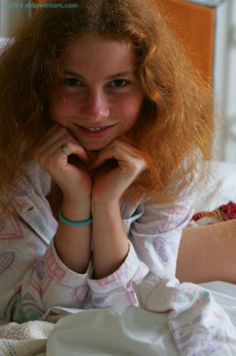 Klein bloot tiener meisje met rode haren