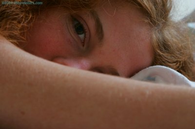 Klein bloot tiener meisje met rode haren