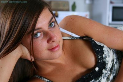 Jonge meid laat zich stiekem naakt fotograferen in haar keuken