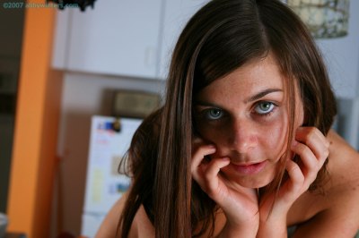 Jonge meid laat zich stiekem naakt fotograferen in haar keuken