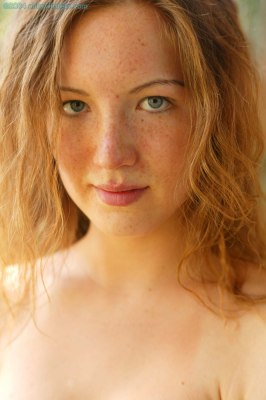 Grote kegelvormige en puntige tieten jonge student meid