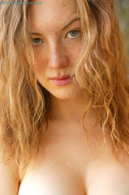 Grote kegelvormige en puntige tieten jonge student meid