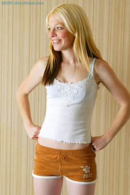 Blonde Danielle doet haar beha uit en showt haar borsten