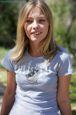 Kleine meid spontaan bloot in het park 