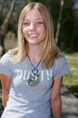 Kleine meid spontaan bloot in het park 