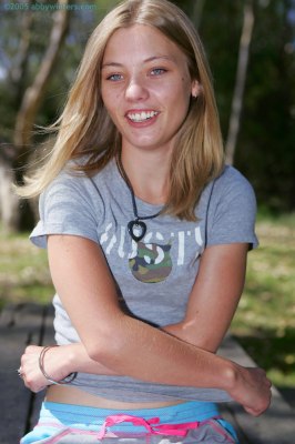 Kleine meid spontaan bloot in het park 