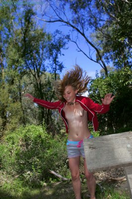 Kleine meid spontaan bloot in het park 