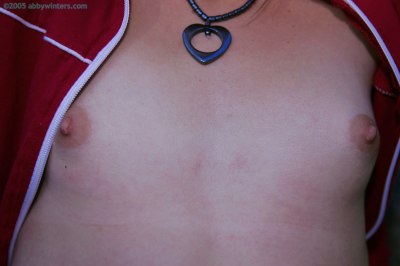 Kleine meid spontaan bloot in het park 