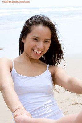 Meisjes spelen bloot met elkaar op het strand