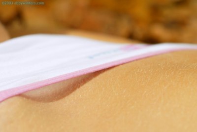 Lief meisje naakt in haar woonkamer