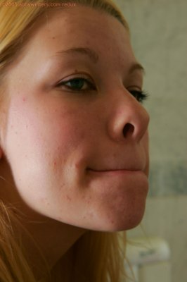 Jessica volledig naakt met betoverende lieve lach