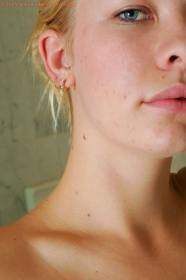 Jessica volledig naakt met betoverende lieve lach