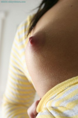 Glad gaatje van leuk bloot meisje