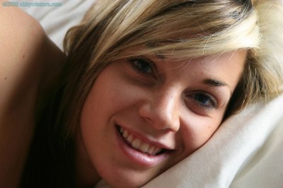 Glad gaatje van leuk bloot meisje