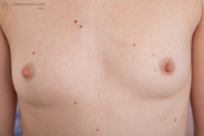 Volwassen meid met platte borst