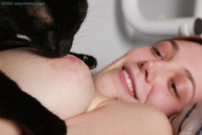 Meid experimenteert met haar poes