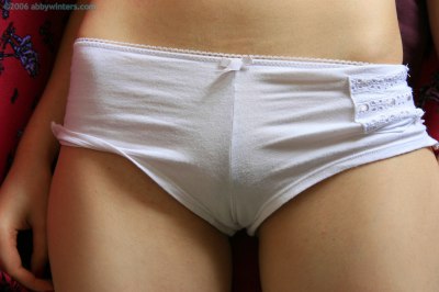 Blote borsten van een jong meisje