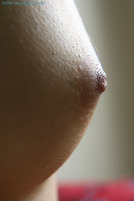 Blote borsten van een jong meisje