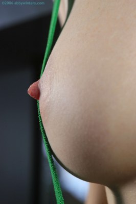 Jong roodharig meisje met recht vooruit staande volle borsten