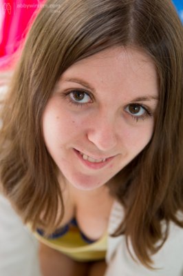 Jong grietje uit de kleren