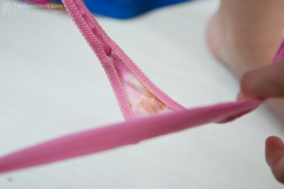 Jong grietje uit de kleren