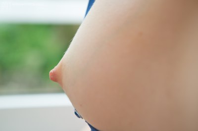 Jong grietje uit de kleren