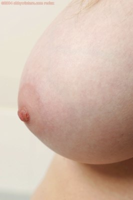 Gigantisch grote borsten bij klein jong meisje