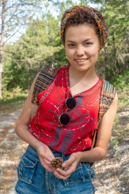 Mooi slank jong meisje naakt tijdens kamperen in bos