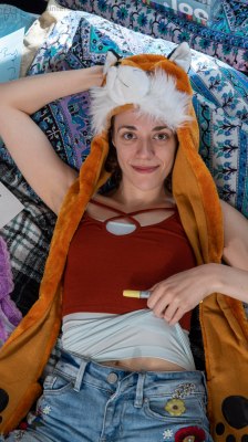 Slanke jonge vrouw helemaal naakt