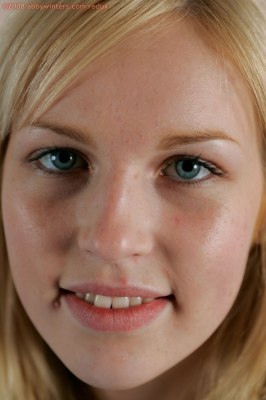 Lieve natuurlijk blonde Ashley laat haar jonge vagina zien