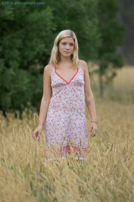 Knappe meid met kleine blote tietjes