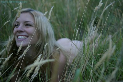 Knappe meid met kleine blote tietjes